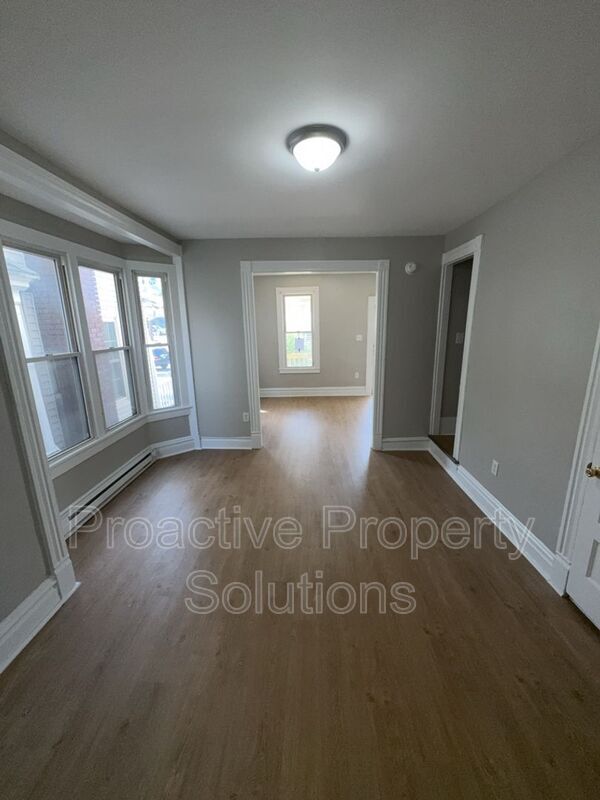 Building Photo - 327-329 S 10th St
