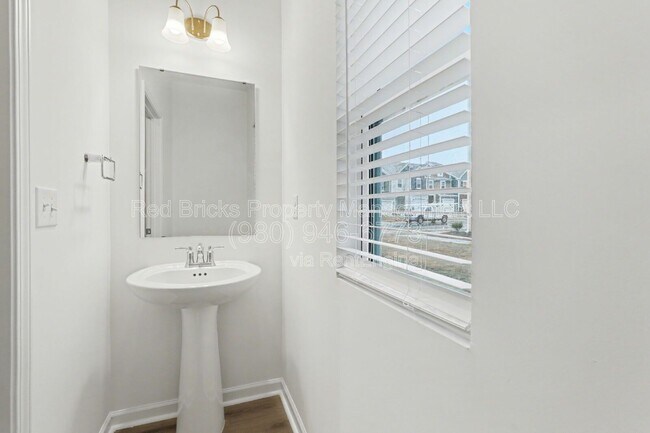 Building Photo - 760 Kitfox Dr NW