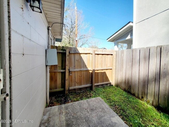 Building Photo - 2840 Cook St