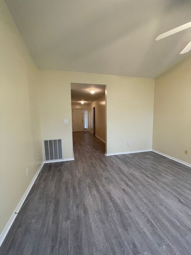 Building Photo - Maryville 37801 - 2 bedroom, 2 bath condo with a 1-car garage & sunroom - Call Tom Parry (865) 60...