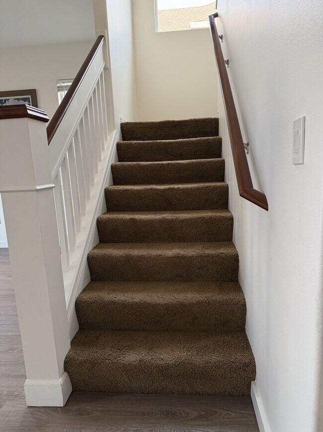 Building Photo - Spacious 3 Bed/2.5 Bath Federal Way Home.