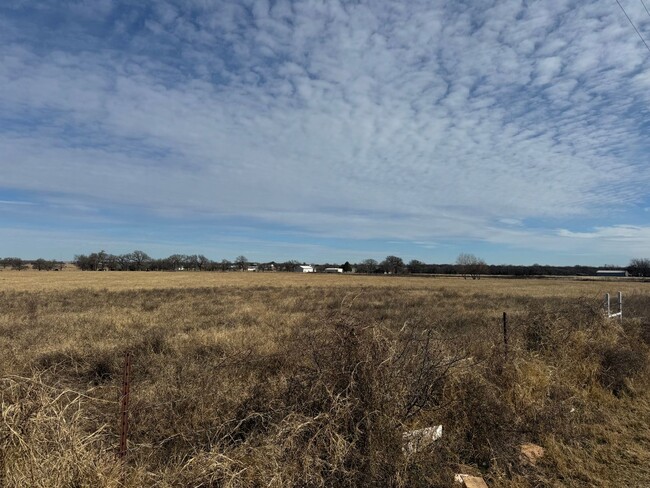 Building Photo - Brock ISD - 3/2 with Garage - PETS welcome