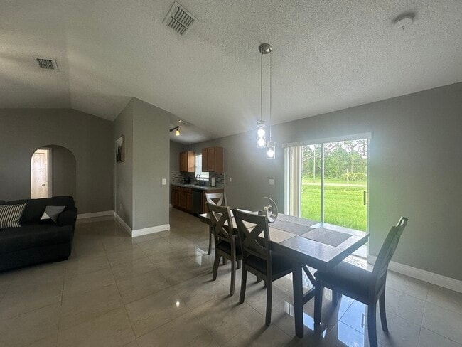 Building Photo - 37 Sawfish Ct