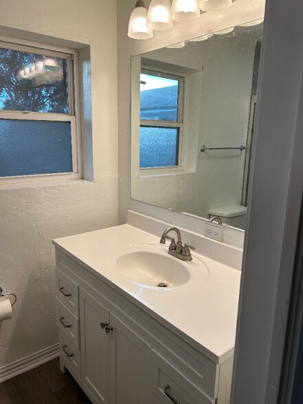 Building Photo - 5507 Floyd Ave