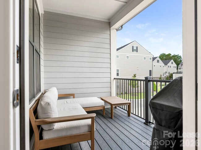 Building Photo - 2555 Deacon Ave