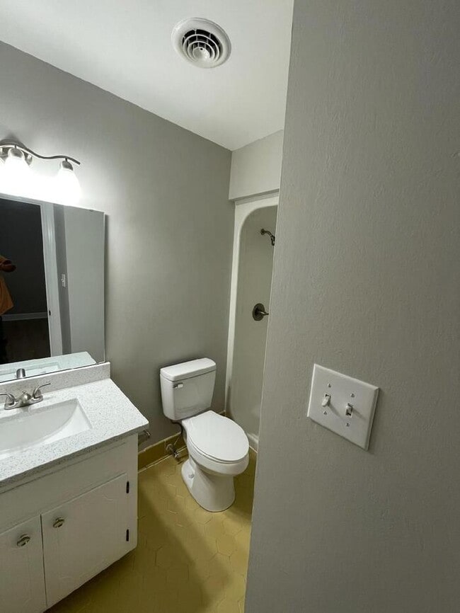 Building Photo - 3 Bedroom 2 bath