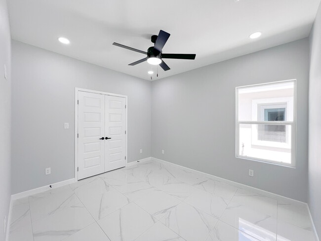 Building Photo - 913 N Woodson Ave