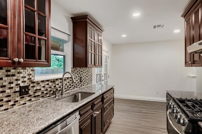 Building Photo - 12100 Clickett Cove