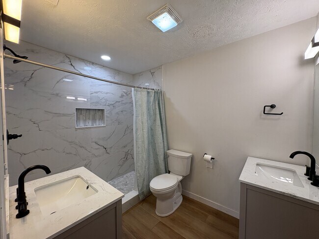 Building Photo - 499 Greenwell Ct