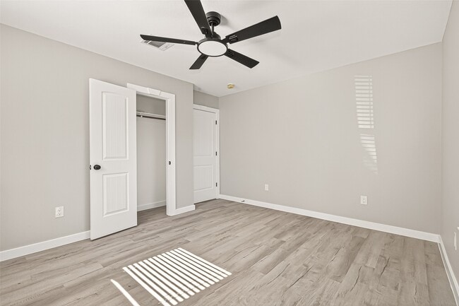 Building Photo - 10531 Royal Oaks Dr