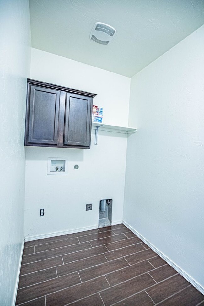Building Photo - 4 Bedroom 3 bath Beautiful Home