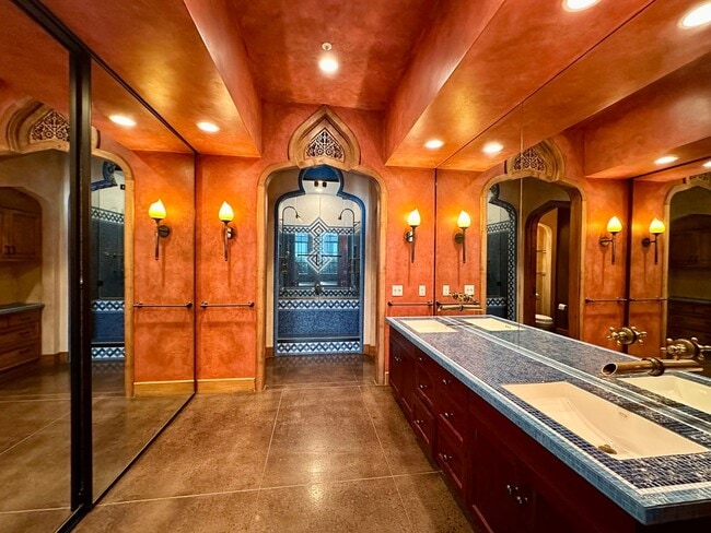 Building Photo - FURNISHED LUXURY TOP-FLOOR 2BR/2.5BA PENTH...