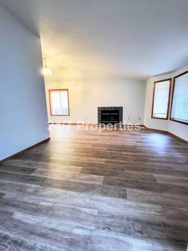 Building Photo - Updated 3BD | 2BA Home with Garage & Large Deck - Hillsboro