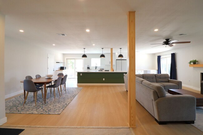 Building Photo - 586 Poppy Ln