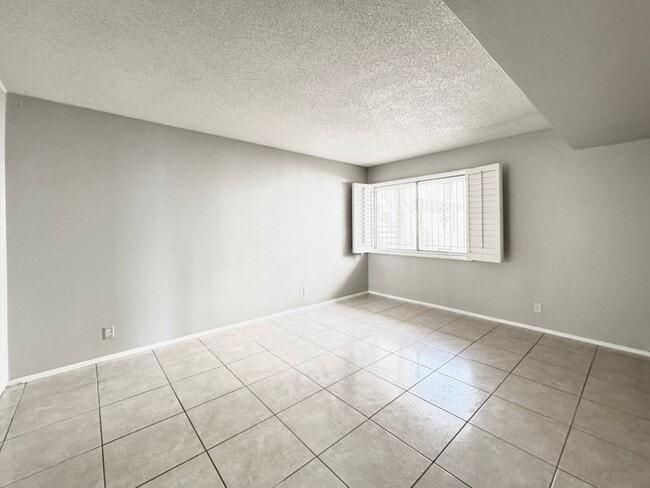 Building Photo - 1420 E Vegas Valley Dr