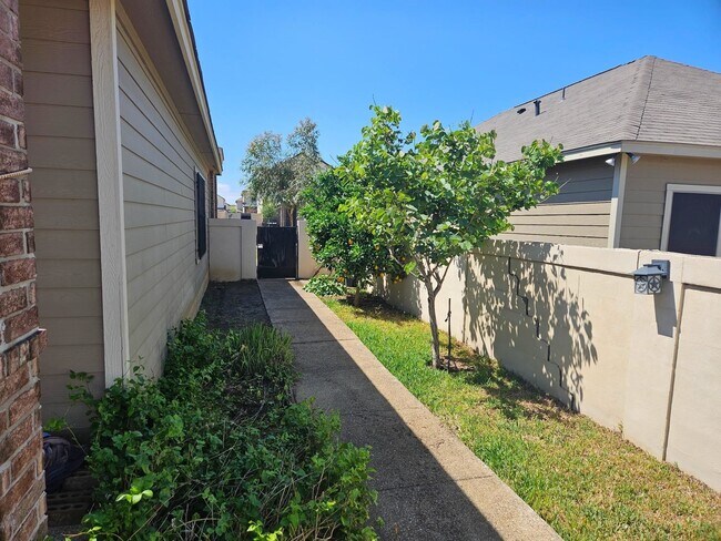 Building Photo - 5516 Shorthorn Dr