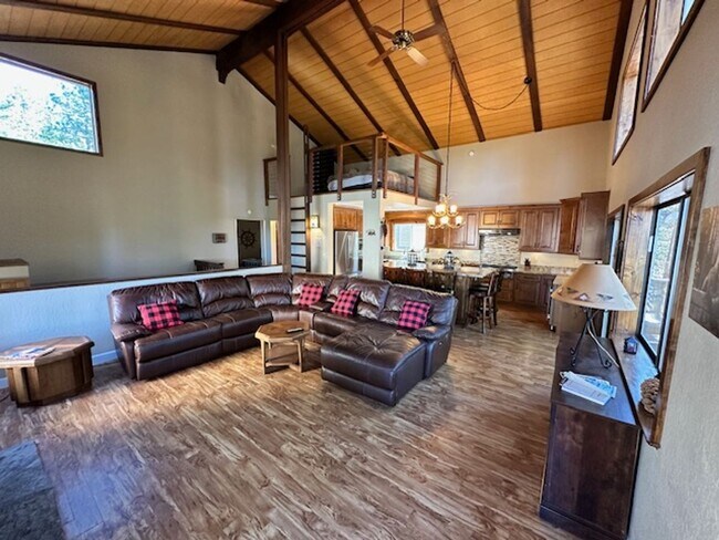 Building Photo - Spacious 4Bd home available for a seasonal lease starting 4/15/26!! Call me today.