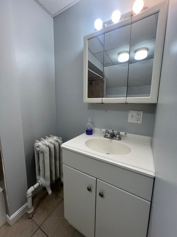 Building Photo - 552 Maple St