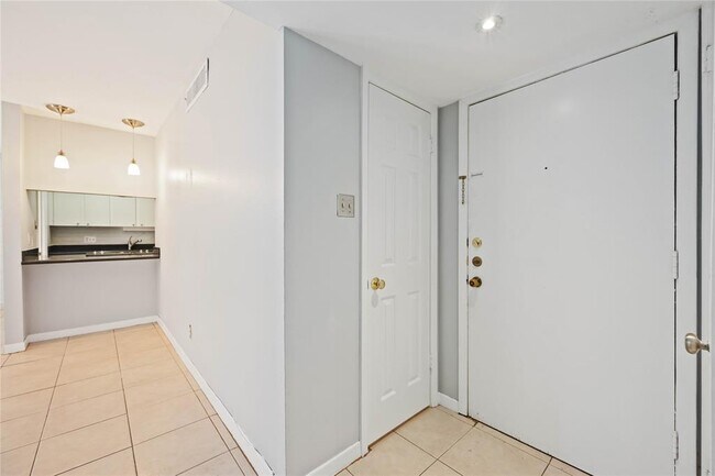 Building Photo - 2822 Briarhurst Dr