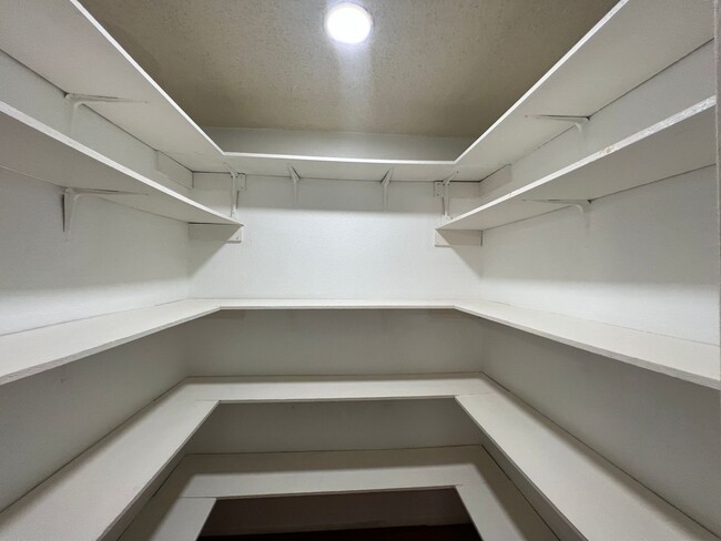 Building Photo - 2 Bedroom 2 Bath Condo Home for rent near Downtown Austin, Top Floor with Balcony, Gated Community