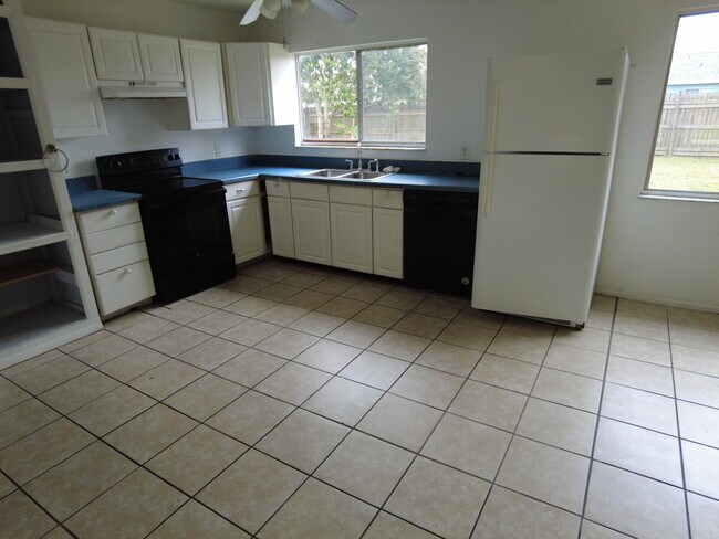Building Photo - 1204 Linmoor Cir NE