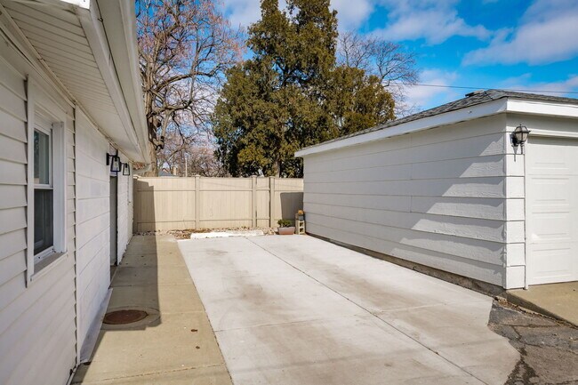 Building Photo - 931 Dunlop Ave