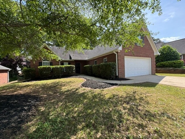 Building Photo - This 1.5  story, all brick, 3 bedroom, 2 bath, Bonus room upstairs & a 2 car garage with great st...