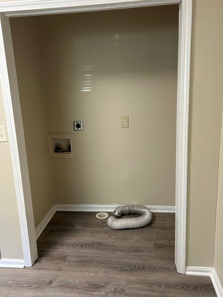 Washer dryer hookups - 522 Lee St