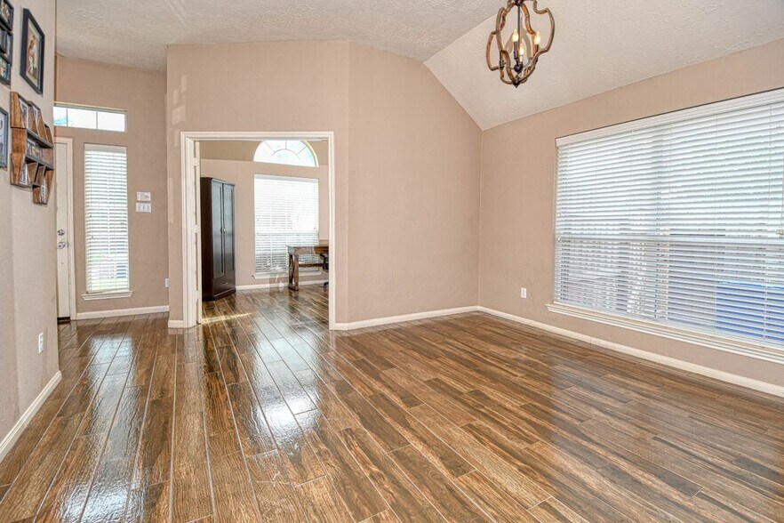 Building Photo - 25923 Marshbrook Ln