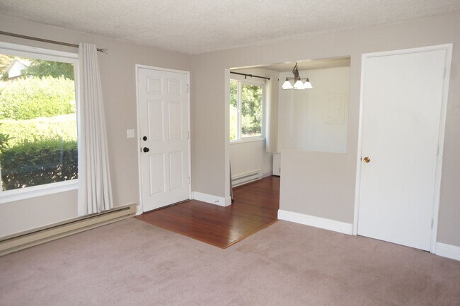 Building Photo - SW Portland 3 bedroom 2 bathroom Ranch