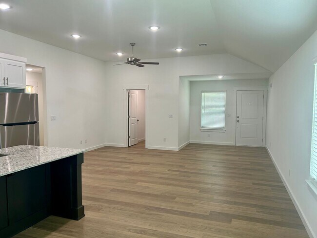 Building Photo - Great floorplan on a corner lot!