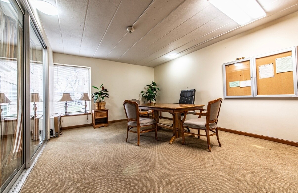 Building Photo - 300 S Roselle Rd