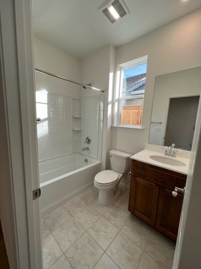 Building Photo - Beautiful 3 Bedroom and 2 Bathroom Home in Lincoln $2,995.00