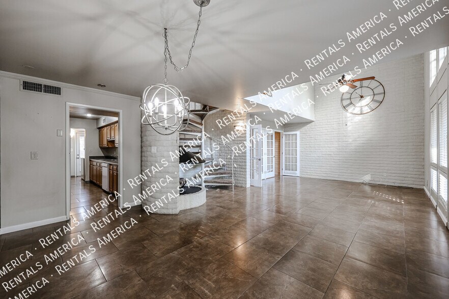 Building Photo - 4820 N Woodmere Fairway