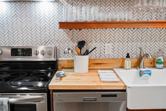 Building Photo - Golden Duplex > Unit is fully furnished feels like NEW!