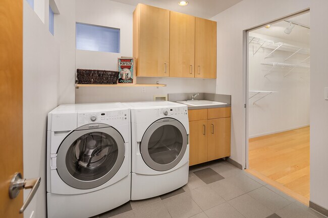 Building Photo - 10514 Riviera Pl NE