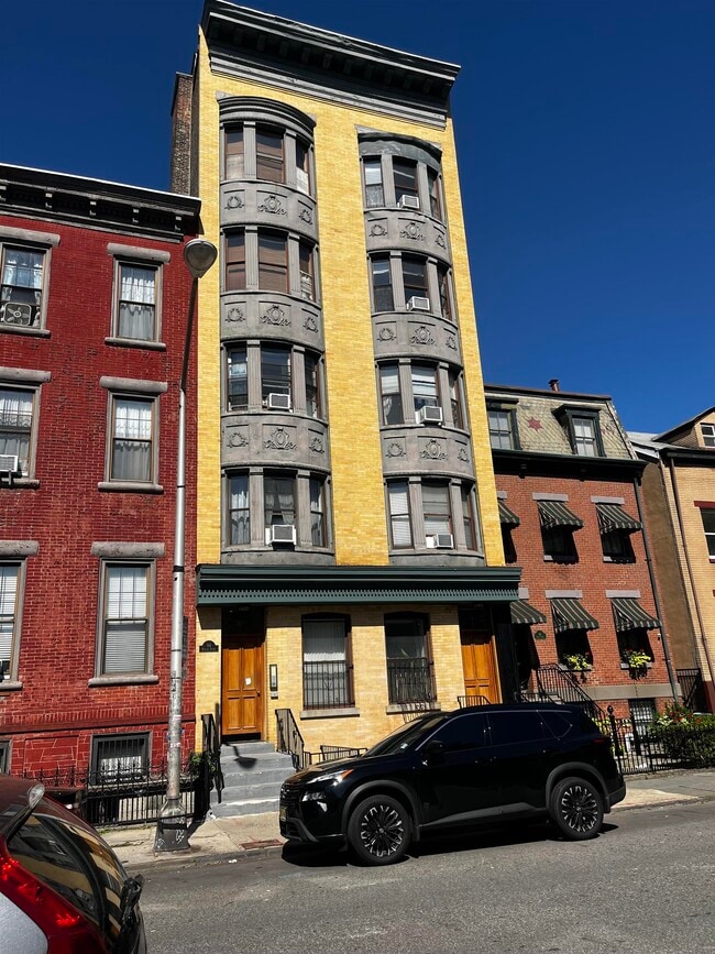 Building Photo - 64 Mercer St