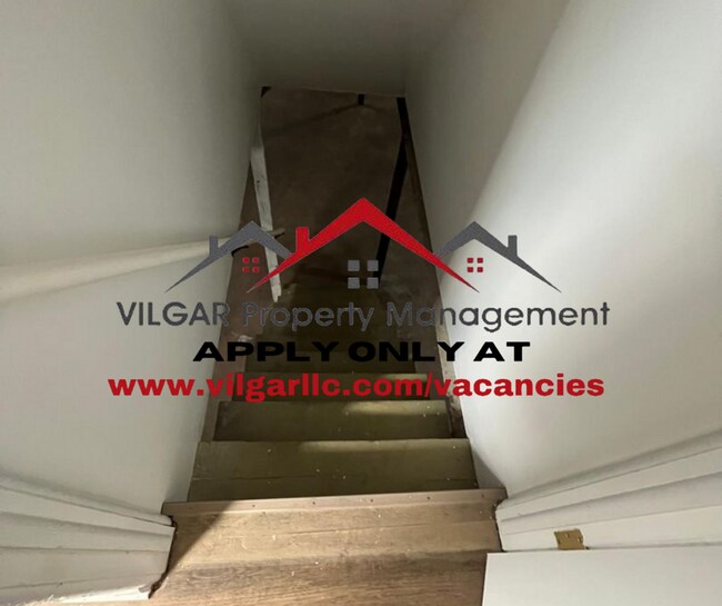 Building Photo - Gorgeous 3 spacious bedrooms, 1 attractive...