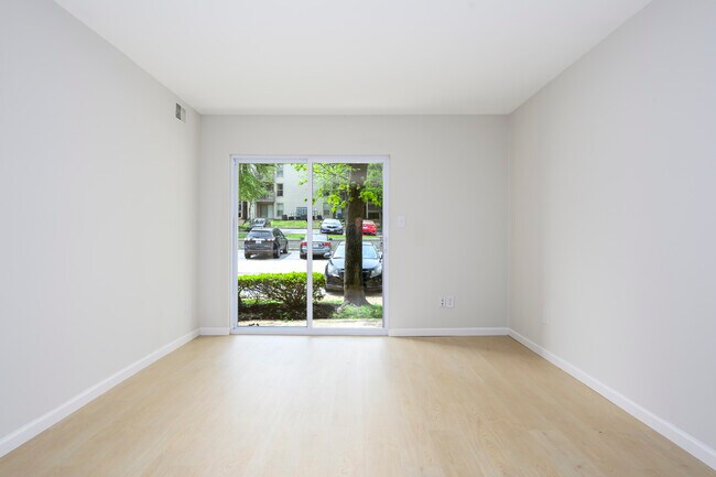 Building Photo - Oak Forest Apartments