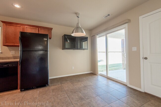 Building Photo - 3 Bedroom 2 Bath Home Minutes From UofA! Fenced yard!