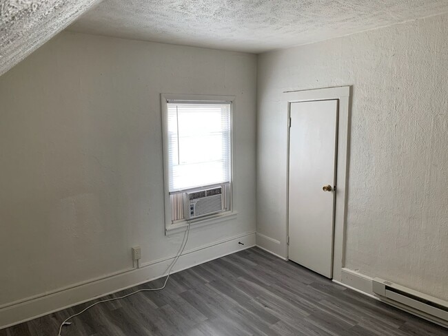 Building Photo - 3 or 4 bedroom (3 bedrooms+ bonus room) House in Rum Village