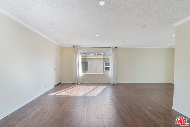 Building Photo - 328 S Elm Dr