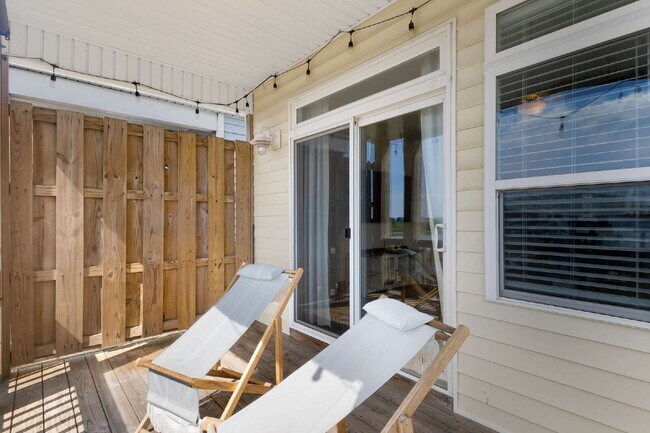 Building Photo - Coastal Comfort Awaits: Spacious 3-Bed, 3-Bath Townhouse in Surf City!