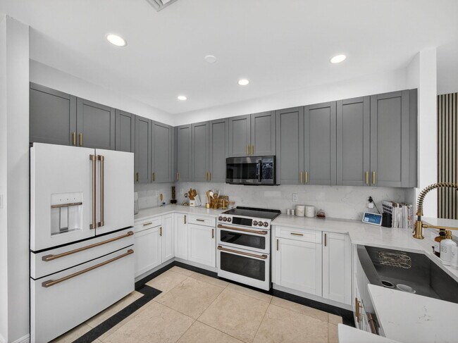 Building Photo - 6017 Newport Village Way