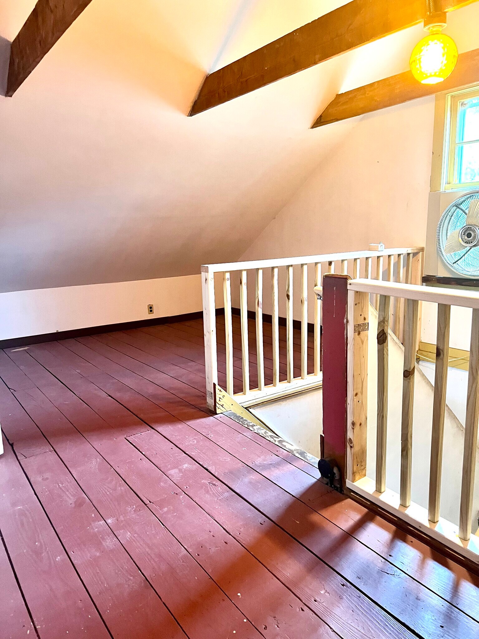 Attic Loft - 126 Hooker Ave