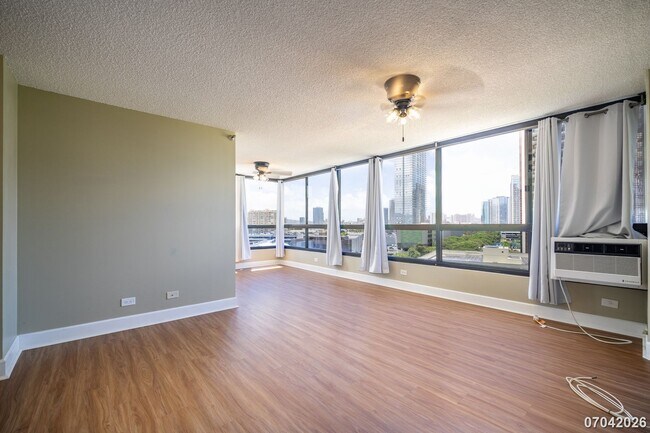 Building Photo - Available now!  2br/2ba/1pkg Condo in Royal Capitol Plaza in Kakaako