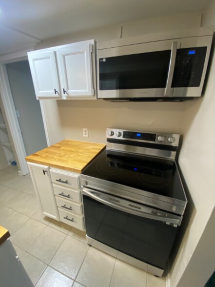 Building Photo - 904 Tulane St