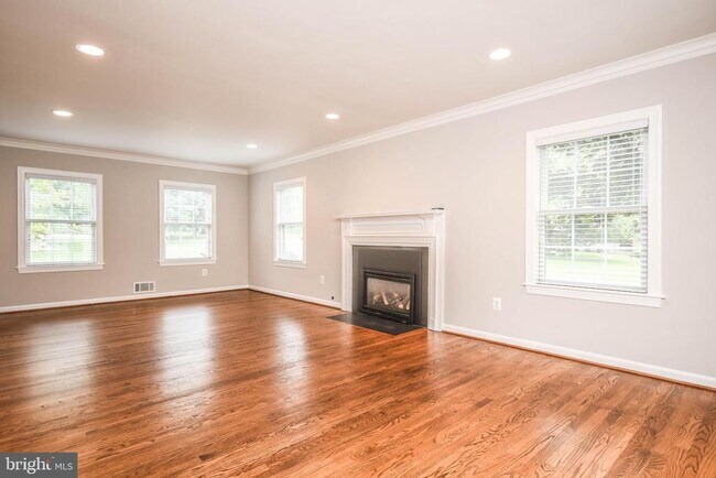Building Photo - 1211 Vinita Ln
