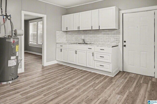 Building Photo - 3640 Wenonah Rd SW