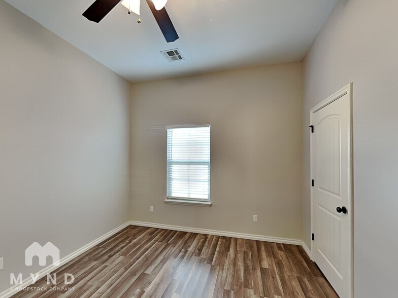 Building Photo - 3204 Valley Hollow